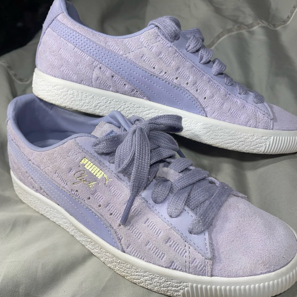 PUMA Ladies, pastel purple, lilac, suede tennis shoes. Worn once. size 6